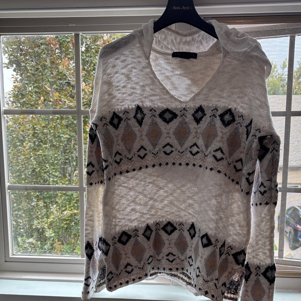 Sanctuary White and Black Geometric V-Neck Sweater